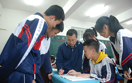 山城鄉(xiāng)村里無私奉獻(xiàn)的“小個子”教師——記遼寧省本溪市本溪縣第五中學(xué)教師張萬波
