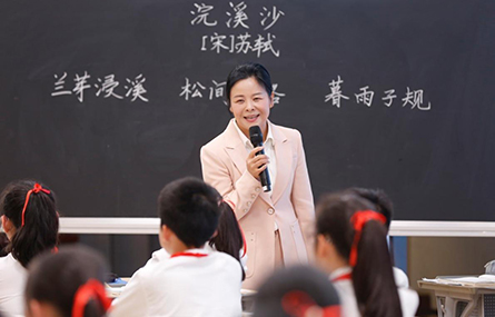 堅(jiān)守初心 以愛(ài)育人——記云南省曲靖市第二小學(xué)校長(zhǎng)李青霖