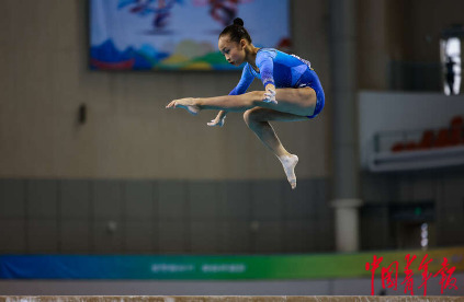 體操“小花”飛揚(yáng)賽場(chǎng)