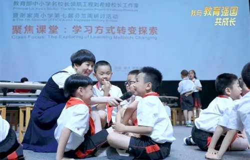 沒有講臺、沒有上下課鈴聲，這所學(xué)校素質(zhì)教育“?！痹谀膬海? /><h3><span>沒有講臺、沒有上下課鈴聲，這所學(xué)校素質(zhì)教育“?！痹谀膬?？</span></h3></a>
          </li>
          <li id=