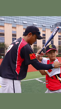 做好體育啟蒙！他教村小少年揮出人生第一棒