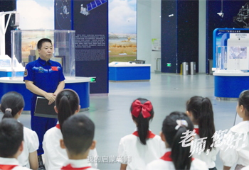 楊利偉感恩良師：是你們讓我飛上了藍(lán)天