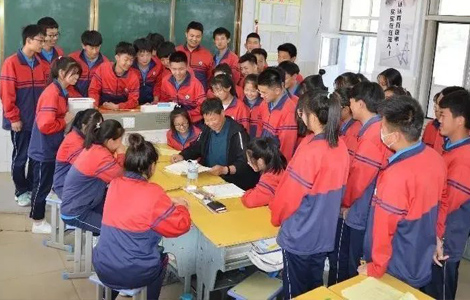 內(nèi)蒙古自治區(qū)巴彥淖爾市臨河區(qū)第二中學(xué)副校長(zhǎng)、教師 賀來(lái)虎