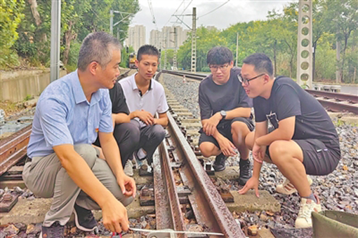 為鐵路行業(yè)培育高素質(zhì)人才