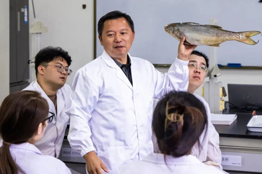 他扎根海島35年，帶領(lǐng)學(xué)生追逐藍(lán)色夢想