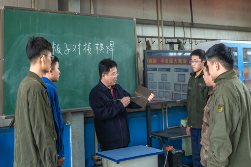 持焊槍授課，他用技術(shù)點燃學(xué)生們的青春夢想