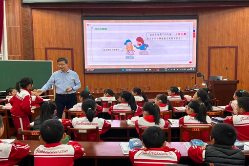 讓數(shù)學(xué)直擊心靈，看這位老師如何以“數(shù)”育人