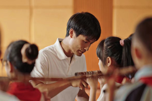 他的奇妙音樂課，點亮孩子們的夢想之光