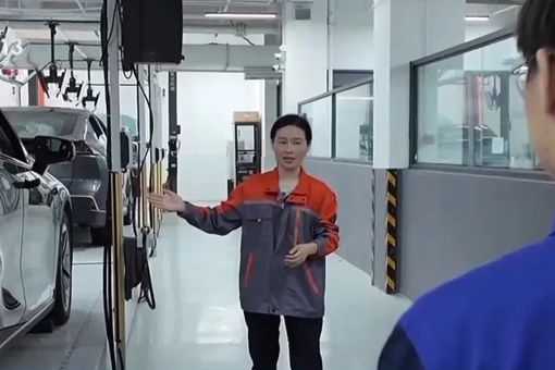 她把課堂搬進車間，將生產(chǎn)融入教學(xué)