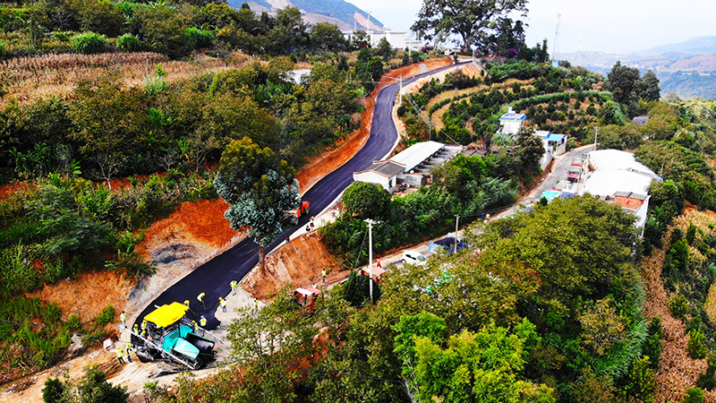 華南理工大學(xué)采用在港珠澳大橋建設(shè)中使用的自主研發(fā)技術(shù)——GTTECH高韌超薄瀝青路面磨耗層技術(shù)為云縣小忙兔村修建灣區(qū)級瀝青入村道路