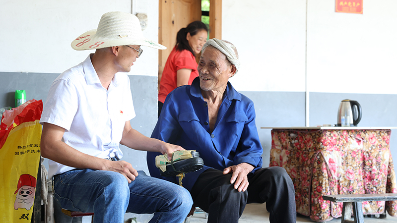 重慶文化藝術(shù)職業(yè)學(xué)院為村民買藥送鞋