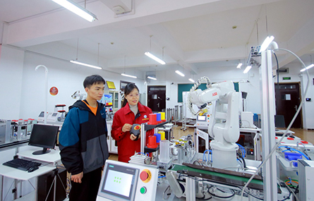 扎根職教領(lǐng)域的執(zhí)著追夢(mèng)者——記山西機(jī)電職業(yè)技術(shù)學(xué)院教授李粉霞