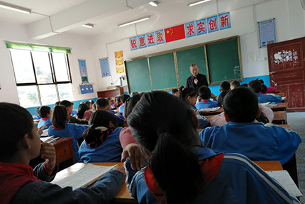 為基礎(chǔ)教育躬耕的大學(xué)教授——記東北師范大學(xué)教授高夯